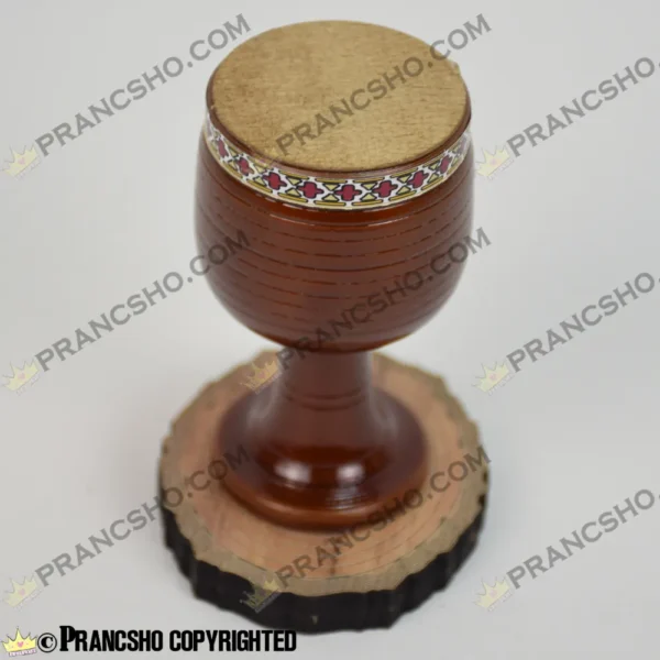 دکوری ساز تنبک چوبی کوچک با پایه چوبی طرح هخامنش