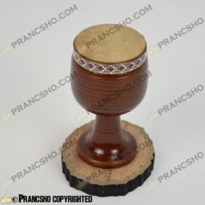 دکوری ساز تنبک چوبی کوچک با پایه چوبی طرح هخامنش