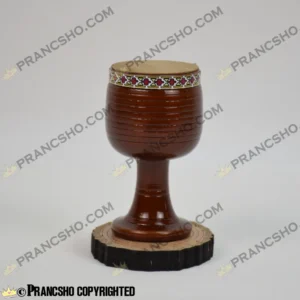 دکوری ساز تنبک چوبی کوچک با پایه چوبی طرح هخامنش