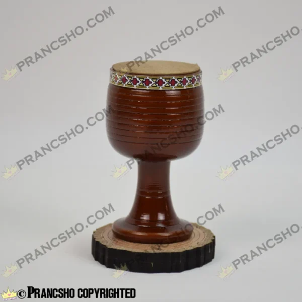 دکوری ساز تنبک چوبی کوچک با پایه چوبی طرح هخامنش