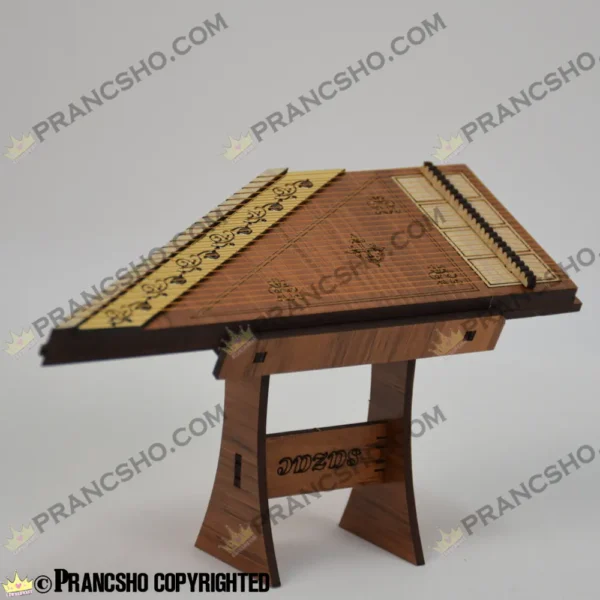 دکوری ساز قانون چوبی کوچک با میز چوبی طرح هخامنش